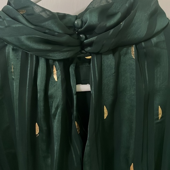 BEAUTIFUL NWT Zac & Rachel top. Emerald Green with gold accents. Size XL - Picture 3 of 8